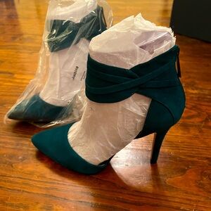 Gianni Bini emerald green suede stilettos - size 7B - NWT